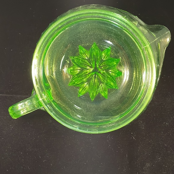 Vintage Green Uranium Glass Orange Juice Squeezer. - Picture 4 of 5